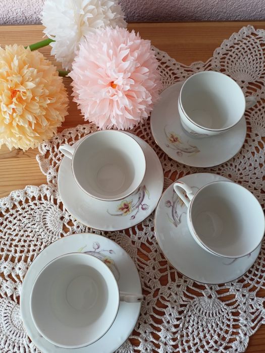 Zestaw 4 filiżanek i spodków