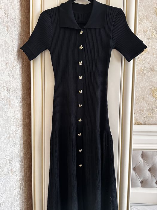 Сукня Sandro з золотими гудзиками