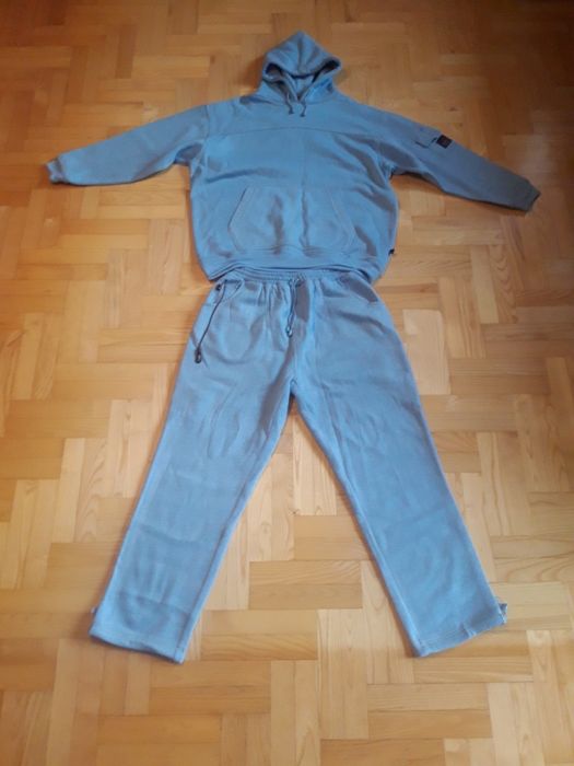 Błekitny dres spodnie i bluza z kapturem