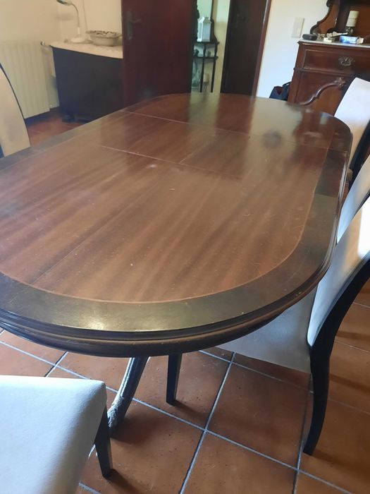 Mesa de jantar em mogno