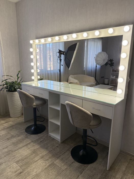 Стіл візажиста на два місця з кріслами