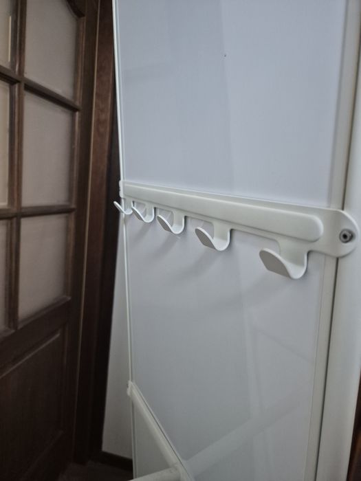 Stojące lustro IKEA z miejscem na wieszaki KNAPPER