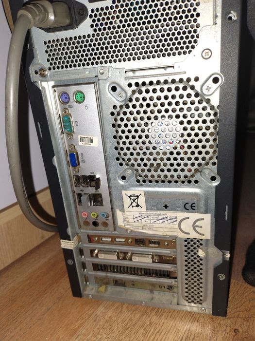 Komputer stacjonarny  zestaw: komputer, monitor, mysz+klawiatura