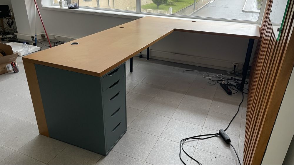 1 ou 2  - Secretaria (s) em madeira maciça em optimo estado