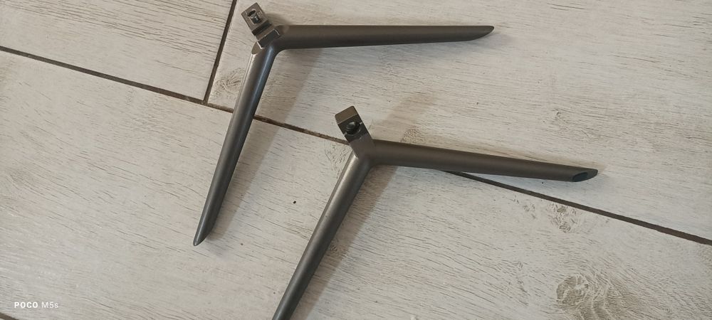 Ніжки телевізора ківі