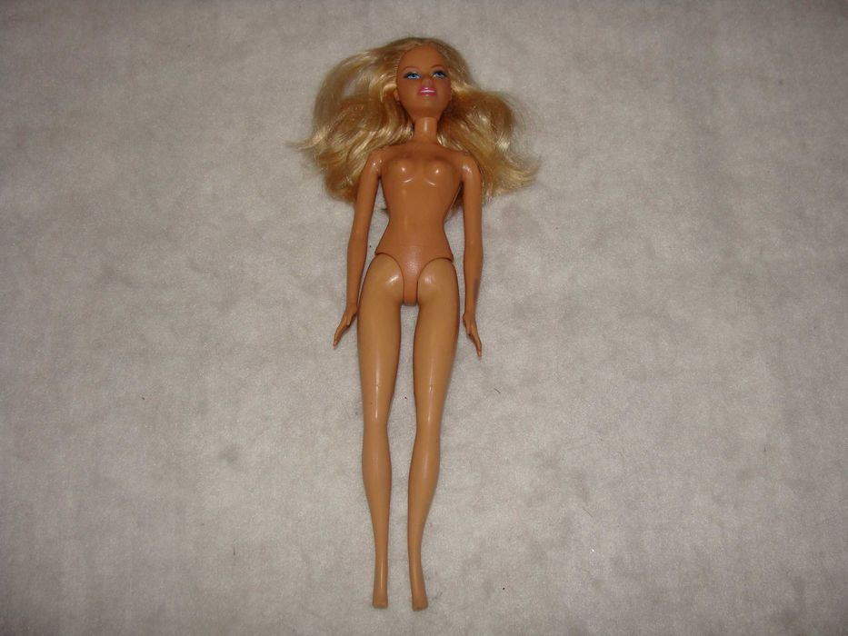 Boneca Barbie não identificada