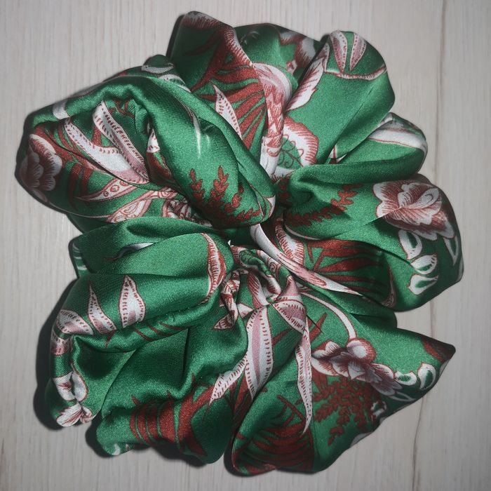Duża XXL gumka scrunchie do włosów zielona Nowa w kwiaty elegancka satynowa
