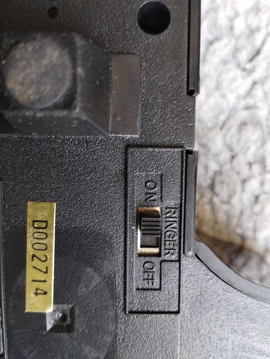 Telefon stacjonarny w obudowie fortepianu