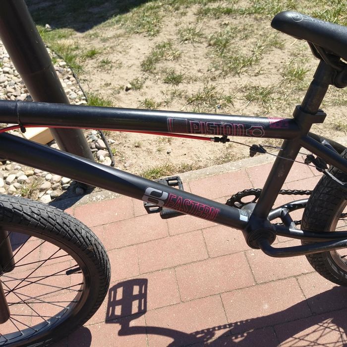 Sprzedam BMX Eastern Piston – stan dobry, gotowy do jazdy.