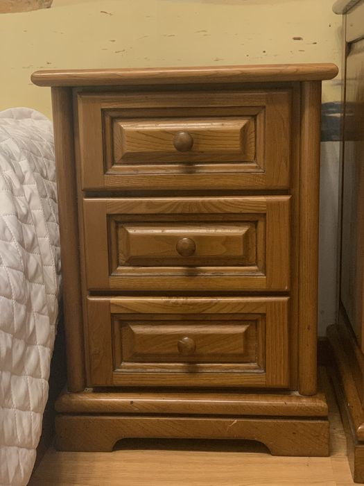 Mesa de cabeceira vintage com 3 gavetas