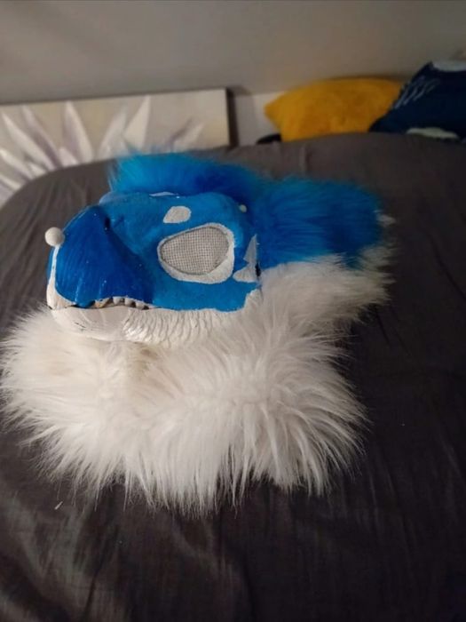 niebiesko biała dino maska koi