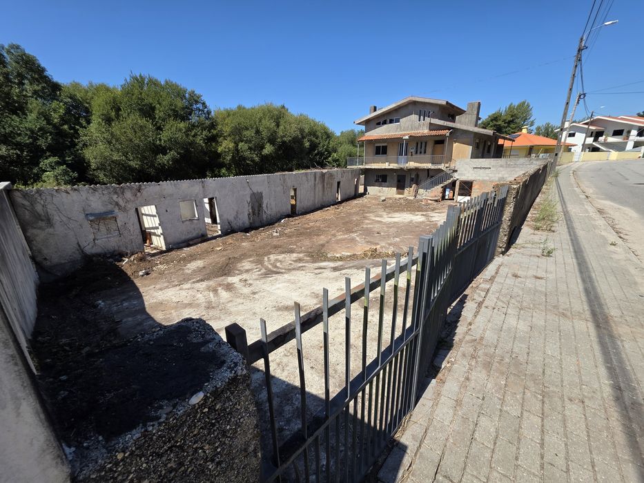 Vendo ou permuto moradia  isolada 3460m2 terreno  e anexos  com 100m2 junto a São João da Madeira