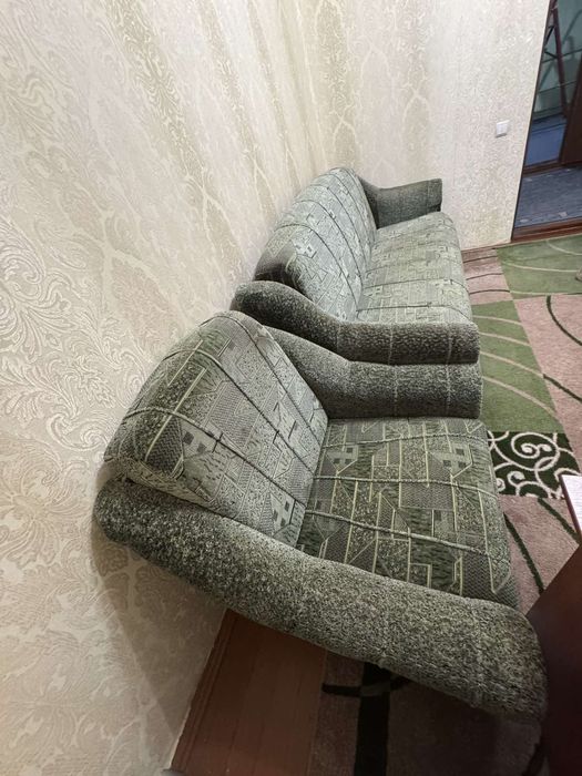 Продам диван з кріслами.