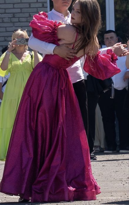 Сяюче плаття для випускного