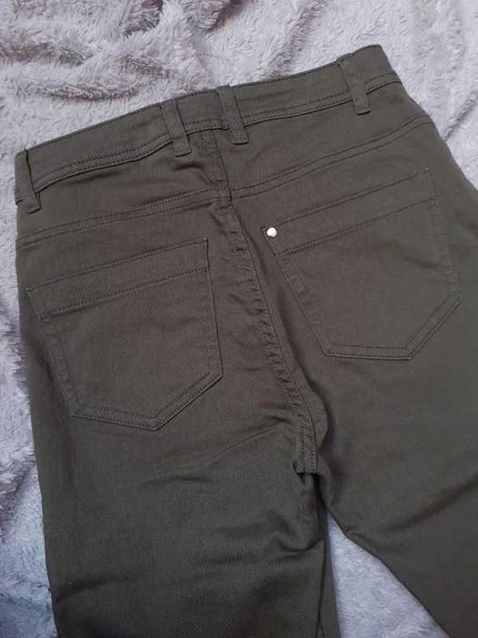 Rurki khaki z wysokim stanem