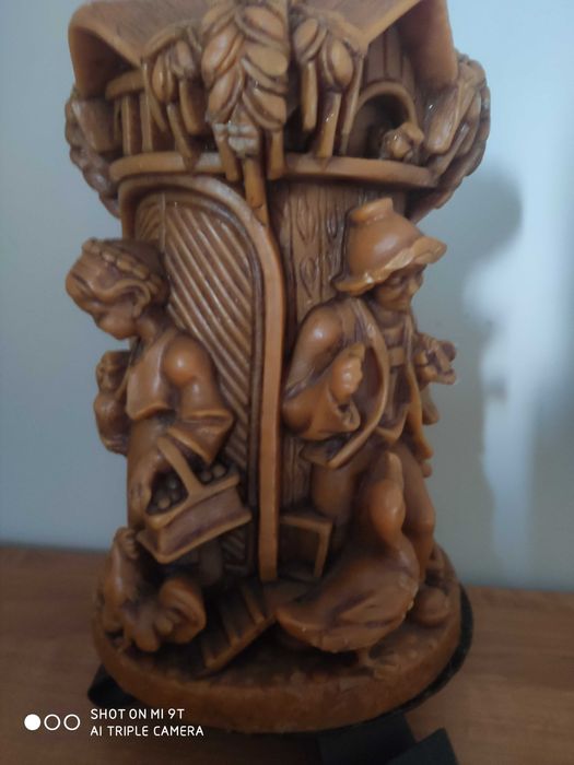 Stara rzeźbiona świeca