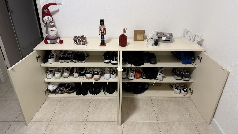 Armário de madeira maciça