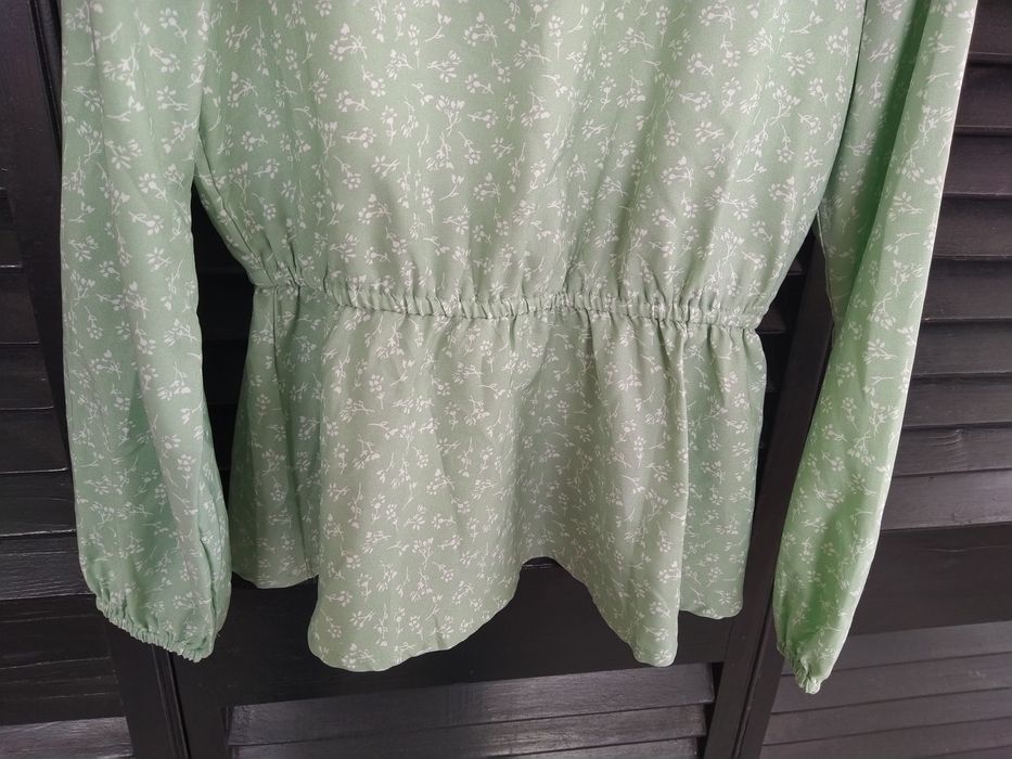 Blusa verde água com padrão floral e folhos - Tiffosi - Tamanho M