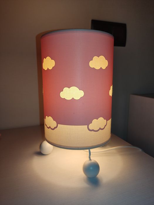 Candeeiro infantil em rosa bebe com nuvens