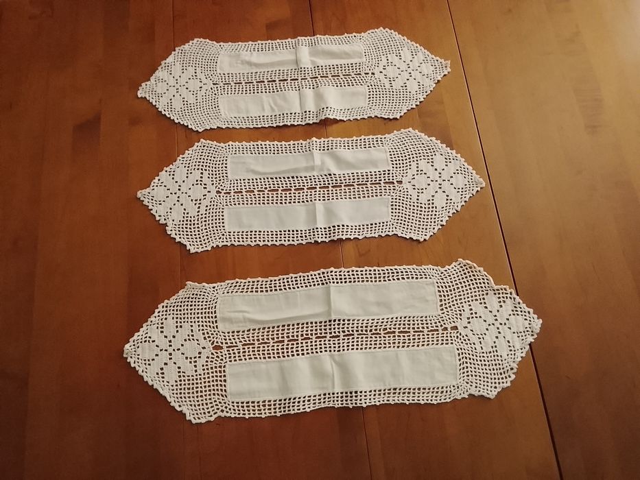 Conjunto de três naperons em crochê e linho feitos á mão