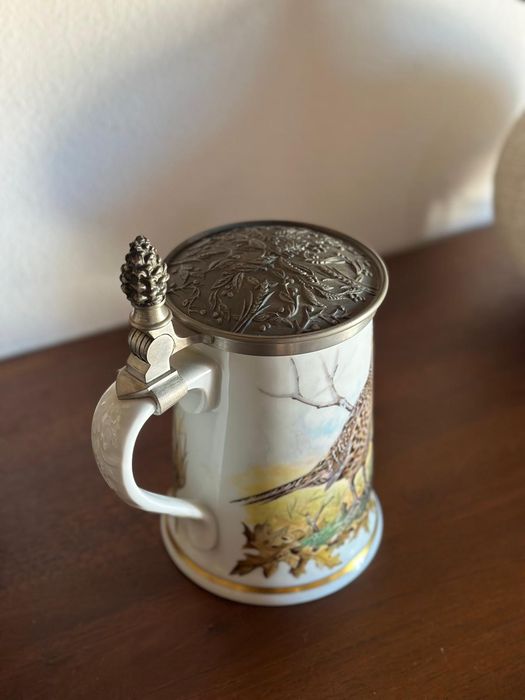 Caneca com motivos de caça bastante grande