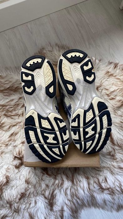 Asics Gel-Kayano 14 bege