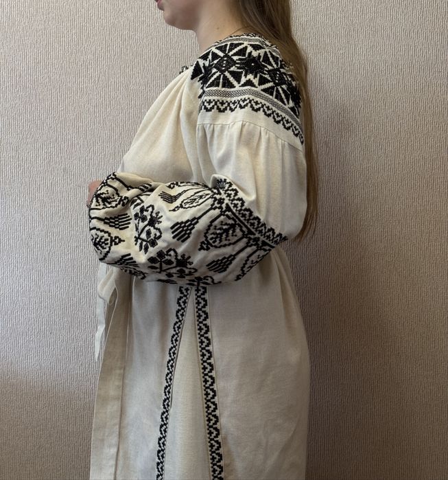 лляна вишита сукня