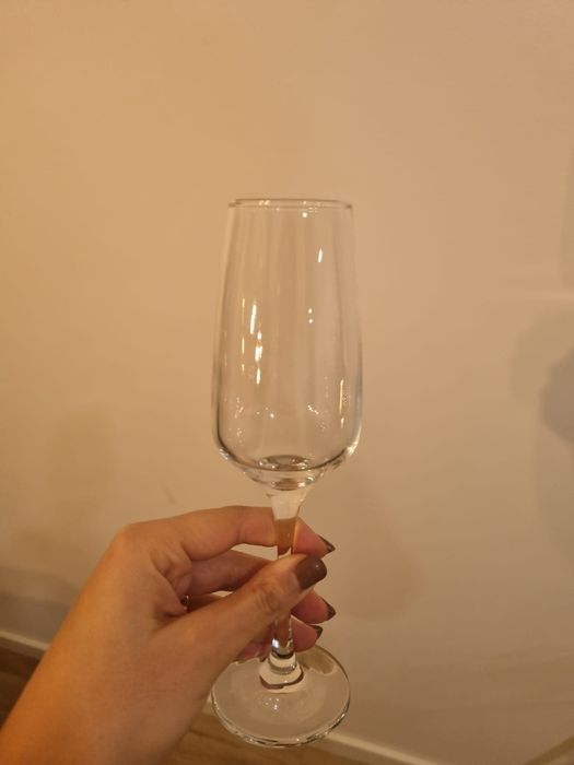 Copos de Vinho e Champanhe Novos
