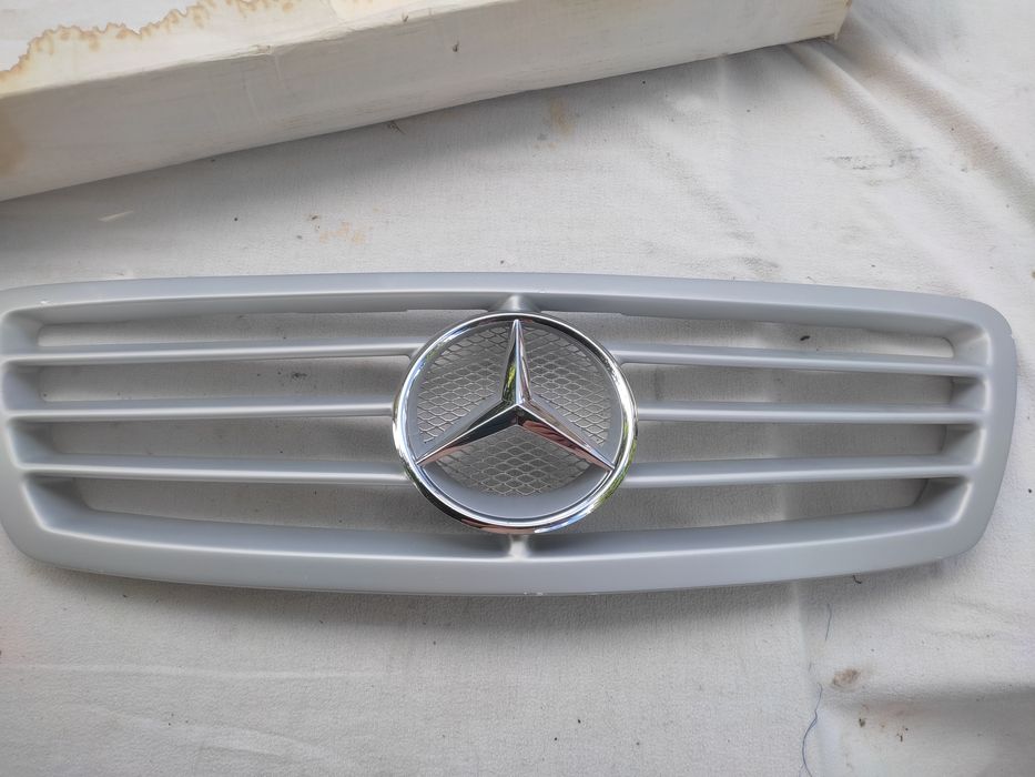 Решетка радиатора автомобиля