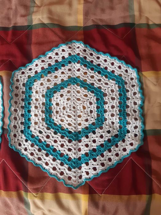 Conjunto de 3 naperons em renda, feitos à mão.