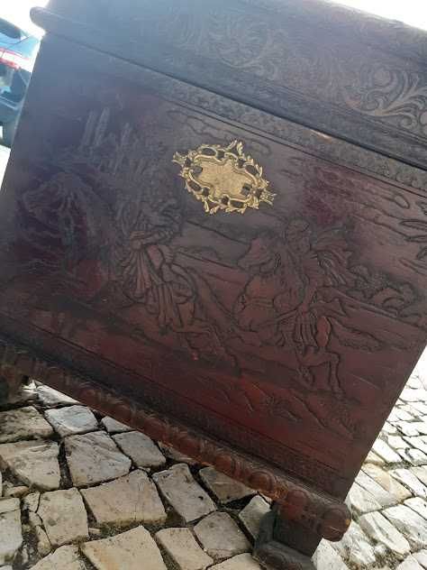 Báu em madeira trabalhado com motivos orientais