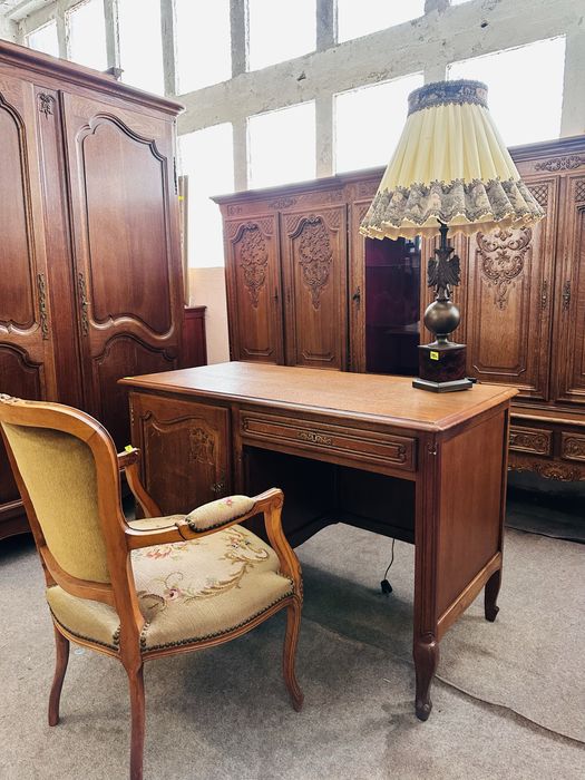 Dwustronne biurko ludwikowskie :)