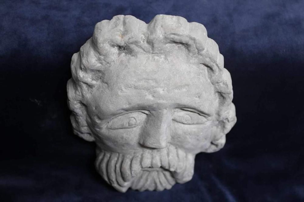 Cabeça em pedra, antiga.