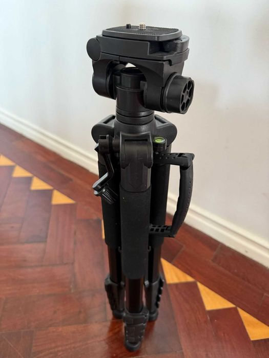 Tripé Leve e Compacto. Cabeça Giratória 360 °