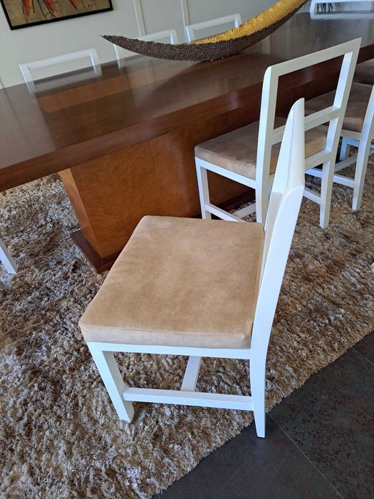 Cadeiras para sala de jantar, lacadas a branco, estofo em tecido.