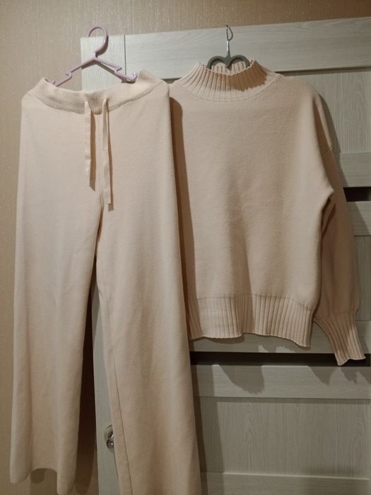 Костюм  светлый, осень,зима