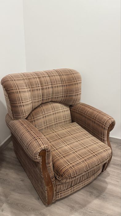 Conjunto sofá (c/ sofá cama) e 2 poltronas vintage