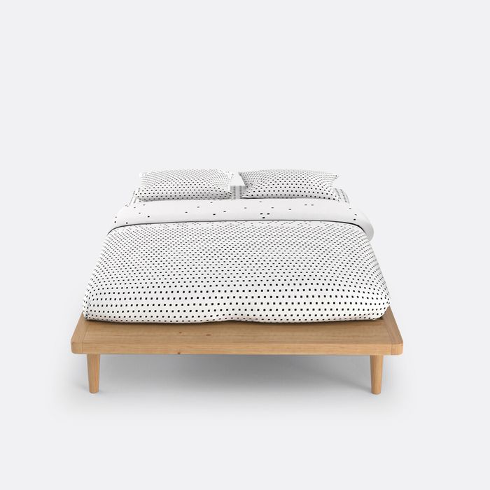 Cama plataforma em pinho maciço, com estrado, na cor Carvalho (sem o colchão)