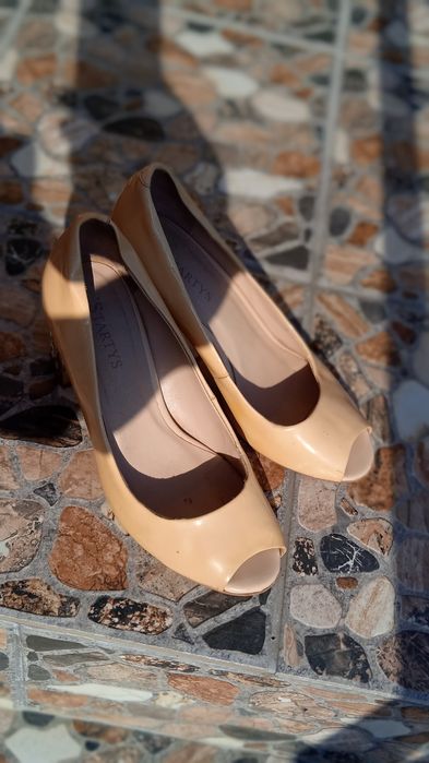 Босоніжки туфлі  37 розміру бежеві