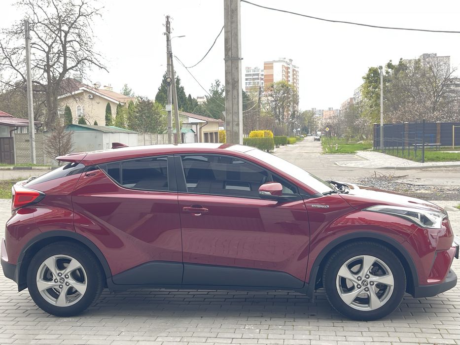 Продам офіційний автомобіль Toyota CH-R  Гібрід .
