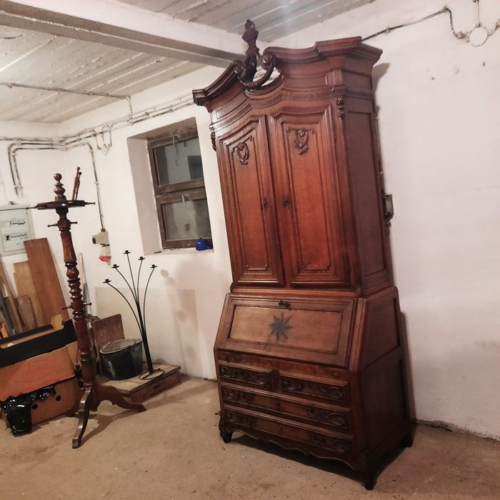 Stary piękny sekretarzyk dębowy ładnie rzeżbiony XIX w