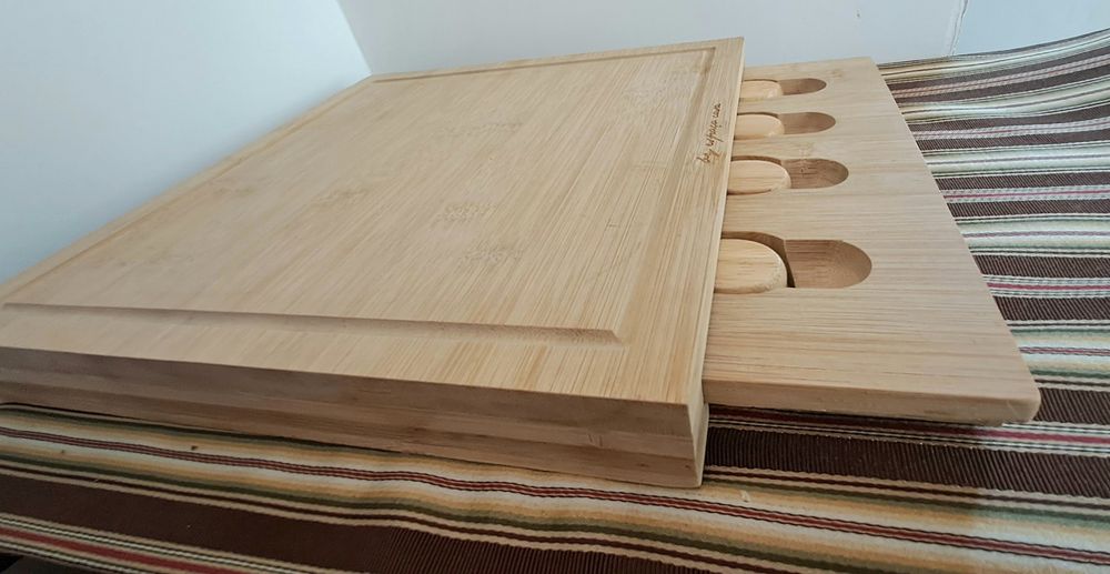 Tábua para queijo em bambu com 4 facas