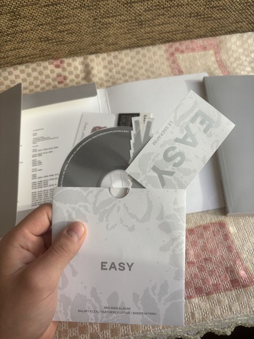 Оригінальний альбом easy - le sserafim