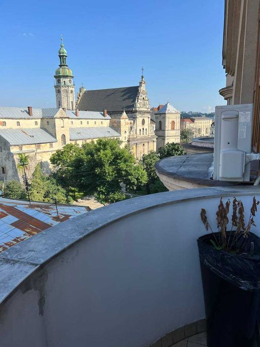 Продаж квартири в центрі з паркінгом