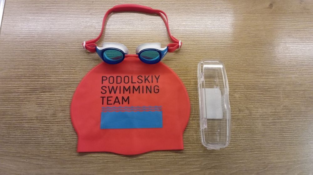 Шапка и очки для плавания