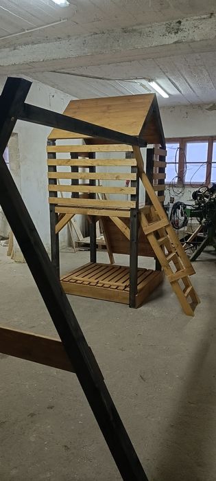 Plac zabaw dla dzieci zjeżdżalnia huśtawka ogród