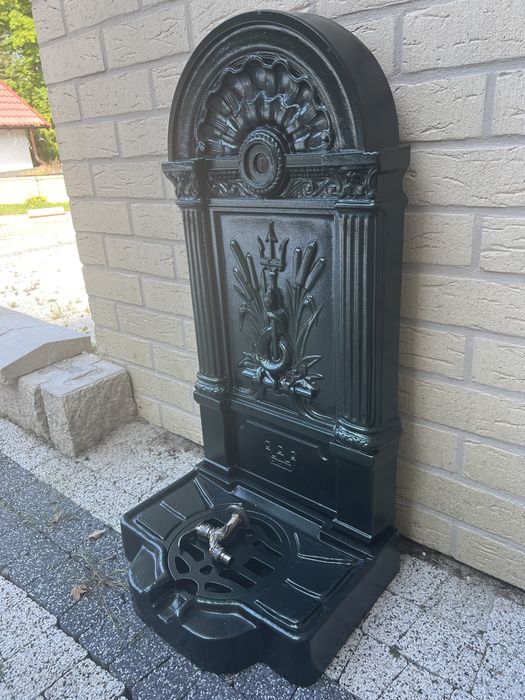 Zlew przyscienny sygnowany CROWN wodnik fontanna odnowiony