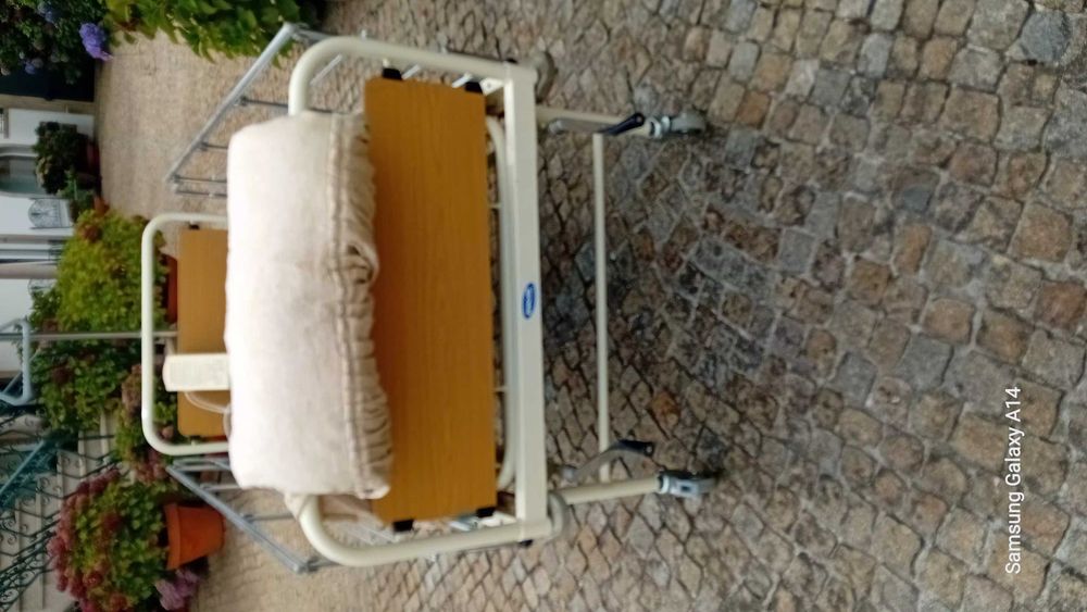 Cama hospitalar articulada manual com motor, 2 colchões normal + antiescaras, colcha e 2 almofadas