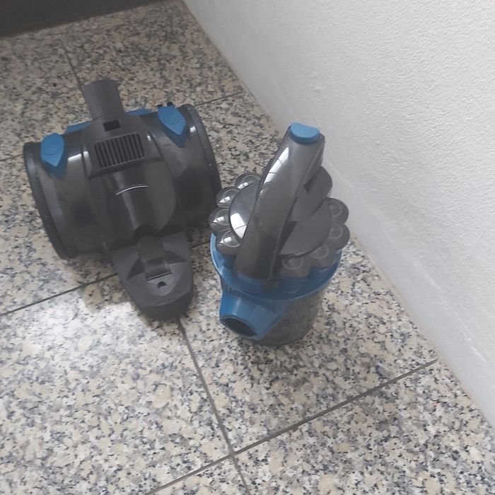 Aspirador Ufesa sem saco