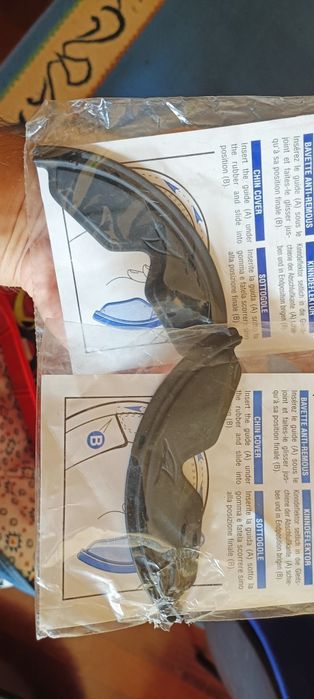 Defletor de queixo para capacete SHARK (chin cover / chin curtain).